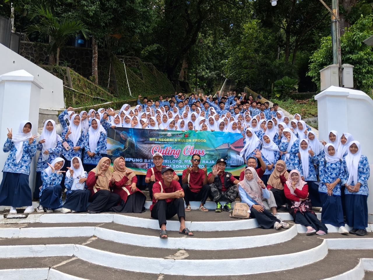 Siswa MTsN 6 Kulon Progo Studi Sejarah di Makam Raja-Raja Mataram Imogiri